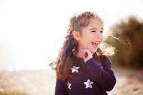 Retrato de menina olhando para longe, rindo — Fotografia de Stock