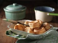Assiette de pommes de terre rôties et puddings de yorkshire avec accessoires vintage sur bois — Photo de stock