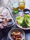 Spalla di maiale alla griglia e foglie di insalata — Foto stock