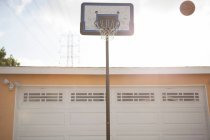 Basketball cerceau et ballon — Photo de stock