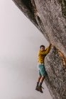 Молодий чоловік висить на скелі, біля озера бритва, Каліфорнія, США — стокове фото