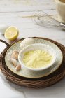 Aioli clásico con limón, ajo fresco y huevo - foto de stock