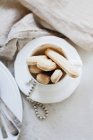 Vue grand angle des biscuits Ladyfingers dans la tasse sur la table — Photo de stock