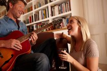 Mann spielt Gitarre, Frau singt — Stockfoto