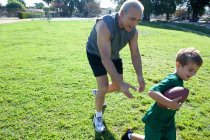Ragazzo e nonno giocare a football americano — Foto stock