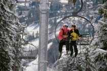 Casal em um elevador de esqui — Fotografia de Stock