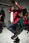 Homem vestindo camiseta verificada dançando na festa — Fotografia de Stock