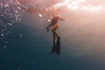 Mulher pisando água perto da superfície do mar — Fotografia de Stock