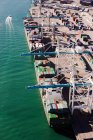 Containerterminal im Hafen — Stockfoto