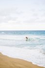 Surfista no mar — Fotografia de Stock
