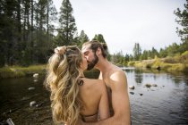 Casal jovem romântico beijando no rio, Lago Tahoe, Nevada, EUA — Fotografia de Stock