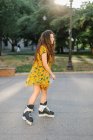 Молода жінка катається на роликах у міському парку — стокове фото