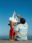Padre e figlio con barca giocattolo — Foto stock