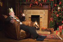 Чоловік п'є шерех на Різдво — стокове фото