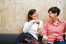 Um casal lésbico tomando café — Fotografia de Stock