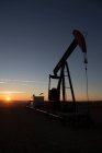 Silhouette einer Ölquelle — Stockfoto