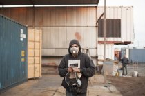 Портрет людини на будівельному майданчику в захисній масці для обличчя — стокове фото