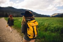 Rückansicht von Frauen Wandern auf unbefestigten Wegen, felsigen Berg-Nationalpark, colorado, USA — Stockfoto
