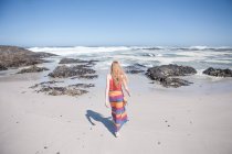 Кейптаун, ЮАР, молодая женщина, гуляющая по пляжу — стоковое фото