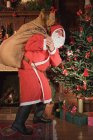 Санта-Клаус доставляет подарки — стоковое фото