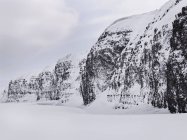Montañas y campo cubierto de nieve - foto de stock