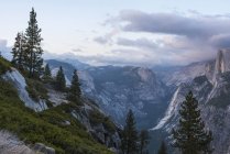 Erhöhter Blick auf Berggipfel, Yosemite-Nationalpark, Kalifornien, USA — Stockfoto