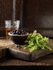 Виски в стекле, ягоды можжевельника и тимьян — стоковое фото
