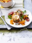 Teller mit gefülltem Huhn und Gemüse auf dem Tisch — Stockfoto