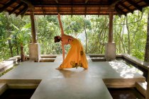 Женщина практикует йогу в студии — стоковое фото