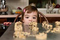 Крупный план портрета молодой девушки, смотрящей на пирожные из смородины — стоковое фото