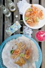 Crevettes rôties dans des bols — Photo de stock