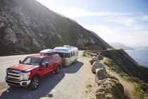 Pick up truck with trailer attached on mountain road, Big Sur, California, USA — Stock Photo