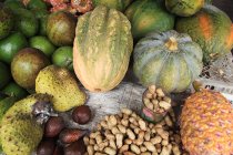 Свежие фрукты, овощи и орехи — стоковое фото
