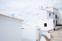 Вулиця білих будинків під хмарним небом — стокове фото