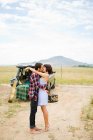 Jeune couple embrasser en plein air — Photo de stock