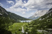 Vista elevada del lago Seebensee y la montaña Zugspitze, Ehrwald, Tirol, Austria - foto de stock