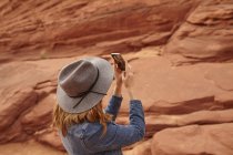 Mujer tomando fotos con smartphone, Page, Arizona, Estados Unidos - foto de stock