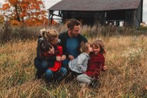 Mittlere erwachsene Familie mit drei Töchtern gemeinsam auf dem Land — Stockfoto