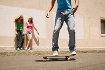 Подросток-скейтбордист — стоковое фото