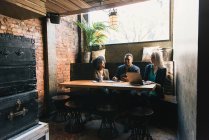 Коллеги сидят за столом в кафе — стоковое фото