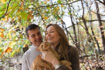 Casal feliz com gato de estimação — Fotografia de Stock