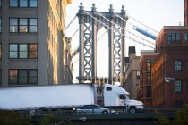 Camión y coche en Manhattan Bridge - foto de stock