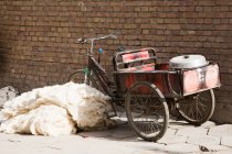 Bicicleta ao lado de pilha de lã — Fotografia de Stock