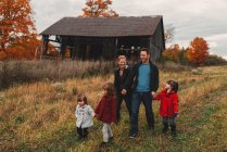 Mittlere erwachsene Familie mit drei Töchtern Händchenhalten und Spazierengehen auf dem Land — Stockfoto