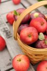 Gros plan de pommes rouges fraîches cueillies dans un panier — Photo de stock