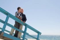 Ältere Paare auf Strandpromenade — Stockfoto