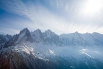 Malerischer Blick auf schneebedeckte Berge — Stockfoto