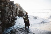Plongeur avec lance sur la plage, Big Sur, Californie, États-Unis — Photo de stock