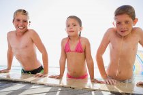 Niños en piscina - foto de stock