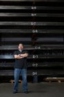 Travailleur debout dans une usine de métal — Photo de stock